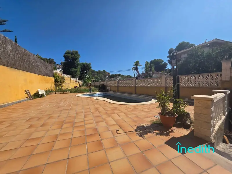 Chalet en venta en Cubelles con 6 habitaciones y piscina