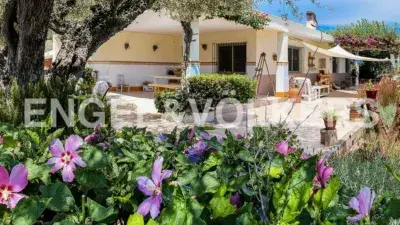 Masía en venta con jardín y 3 edificaciones independientes