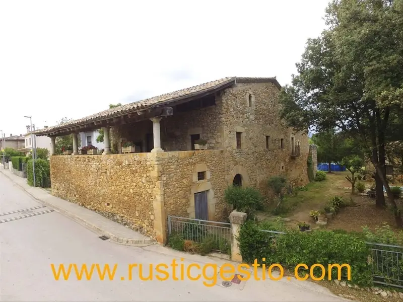 Masia Rustica en Serinyà con Cueva Prehistorica