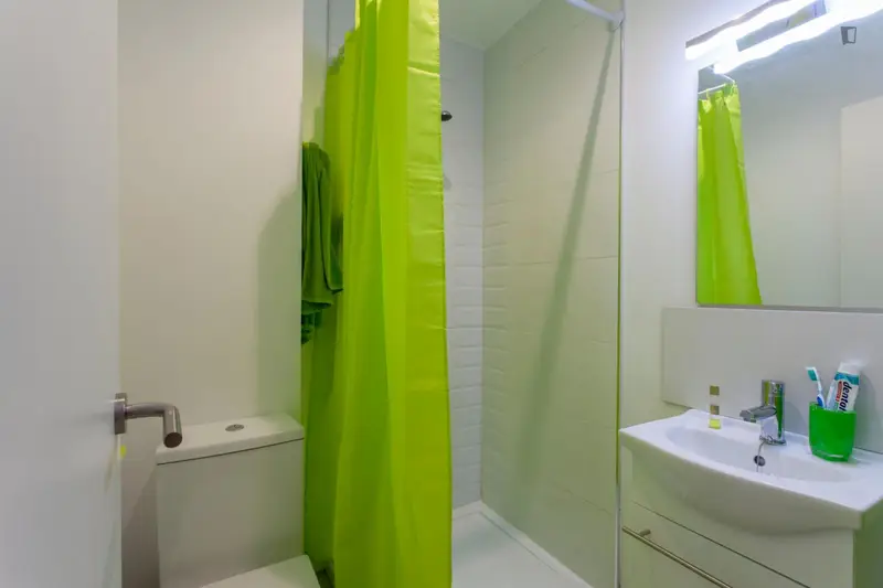 Habitacion Individual con Baño Privado en Piso Compartido