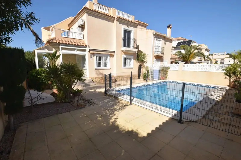 Chalet en Alquiler Guardamar del Segura 5 Dormitorios Piscina Privada Vistas al Mar