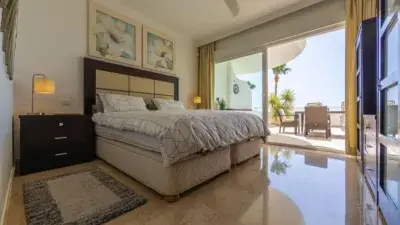 Apartamento en Primera Linea de Playa Estepona Vistas al Mar Terraza 77m2