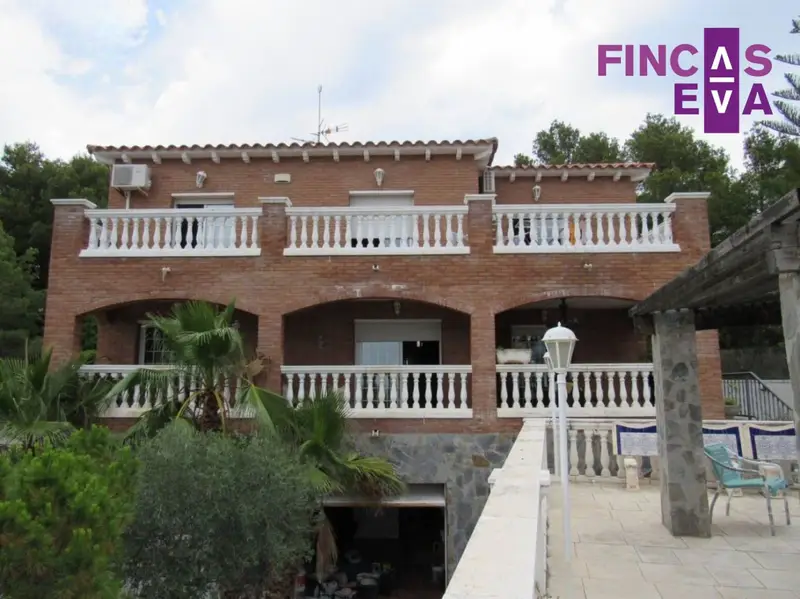Chalet en venta en El Vendrell con piscina y vistas al mar