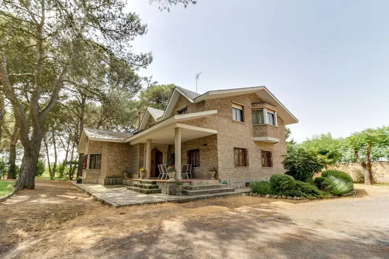Chalet en Salamanca con 4 Suites, Jardin, Bodega y Pista de Tenis
