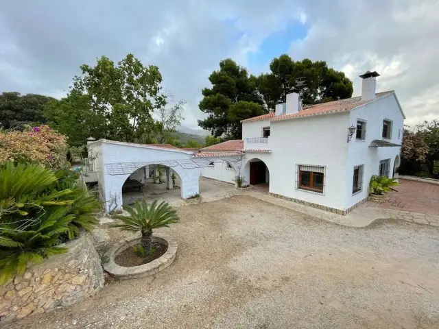 Casa Rural con Piscina y Barbacoa en Polop para 8 Personas