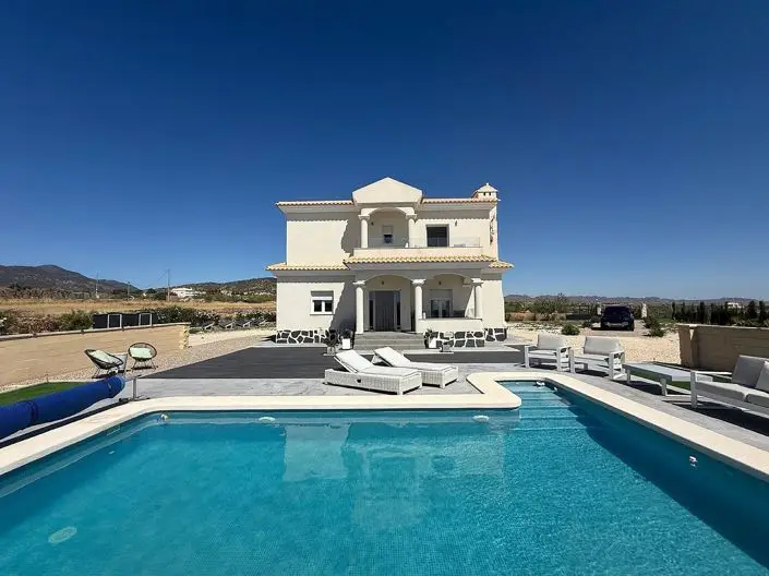 Villa en Venta Pinoso 3 Dormitorios Piscina Climatizada