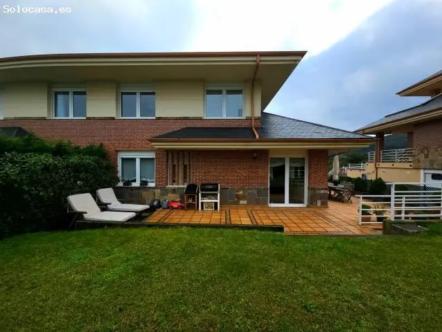 Chalet Adosado de Lujo con Vistas al Mar en Castro Urdiales