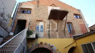 Casa Adosada Reformada en Castellbell i El Vilar con Locales Comerciales