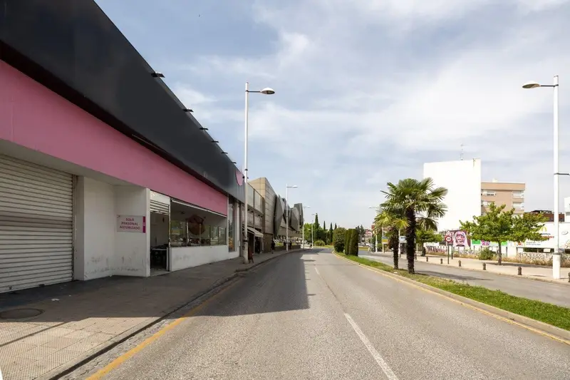 Venta Nave Comercial con Patio en Granada