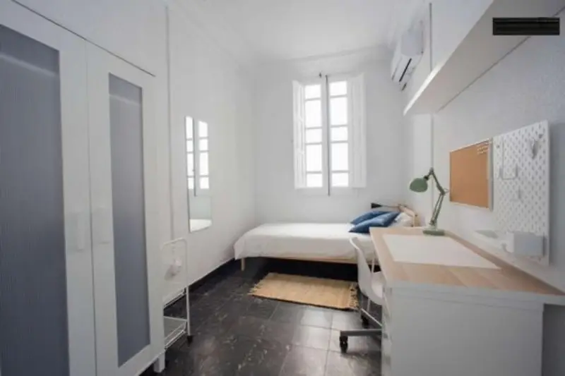 Habitacion Individual con Aire Acondicionado en Piso para Chicas