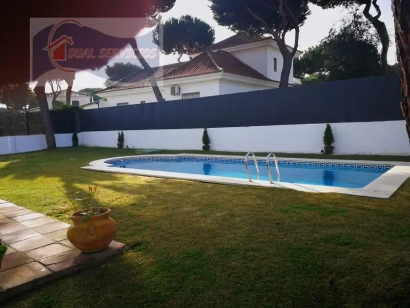 Chalet en Nuevo Portil con Piscina y Jardin 4 Dormitorios