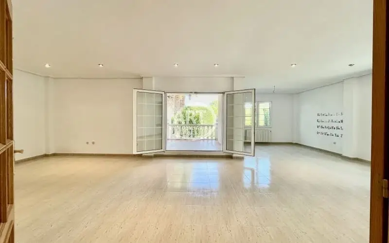 Chalet en Venta en La Eliana 5 Dormitorios Piscina Jardin