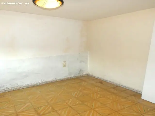 Casa en Monzalbarba Zaragoza para reformar 166m2 con patio y almacenes
