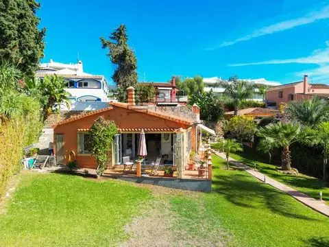 Villa de 3 Dormitorios en Nueva Andalucía: Oportunidad de Inversión