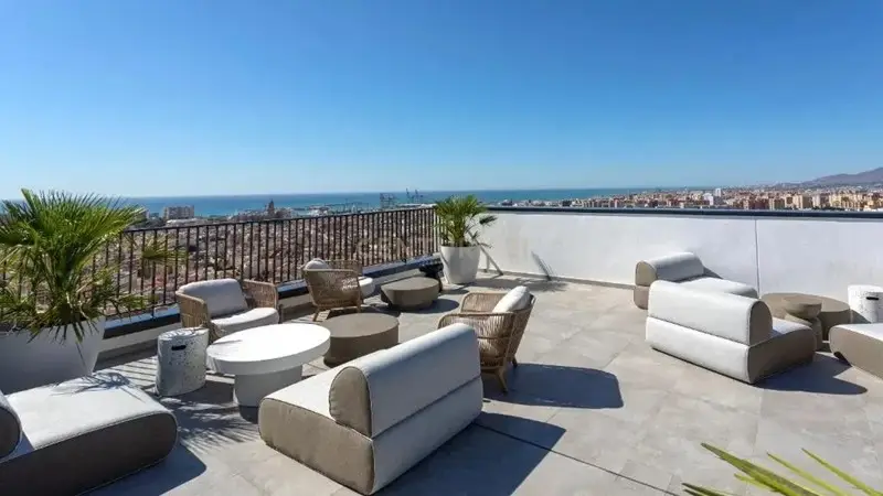 Apartamento en Málaga con Vistas Impresionantes Cerca de la Playa
