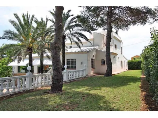 Chalet en Javea con Piscina y 8 Dormitorios