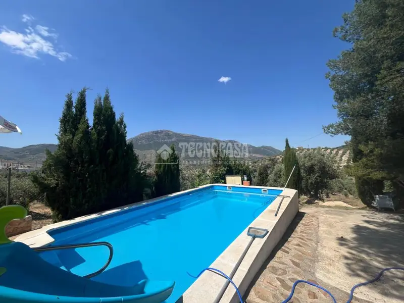 Chalet en venta Cortijo el Cerrillo con piscina y olivos