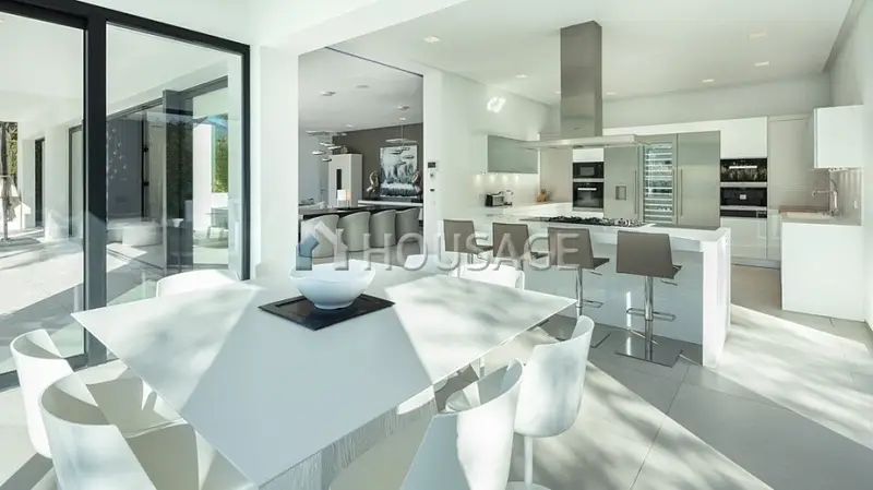 Villa Moderna en Nueva Andalucía 5 Dormitorios Piscina y Gimnasio