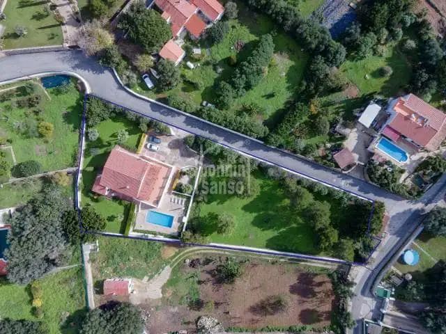 Chalet en venta en Menorca: casa familiar con amplio jardin y piscina