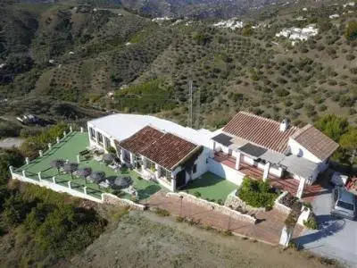 Finca con Restaurante en Frigiliana: Villa, Apartamento y Vistas Panorámicas
