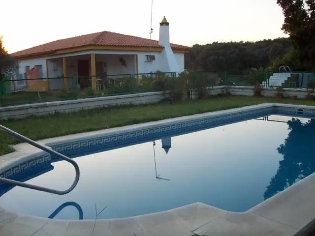 Chalet con Piscina Privada en El Manantio 4 Dormitorios