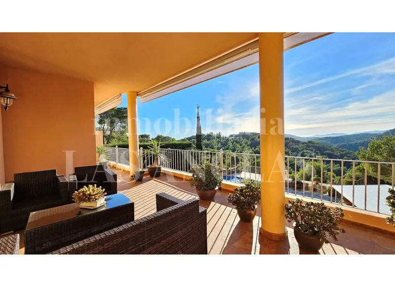 Chalet en Venta en Ibiza: Villa Clásica con Vistas al Mar