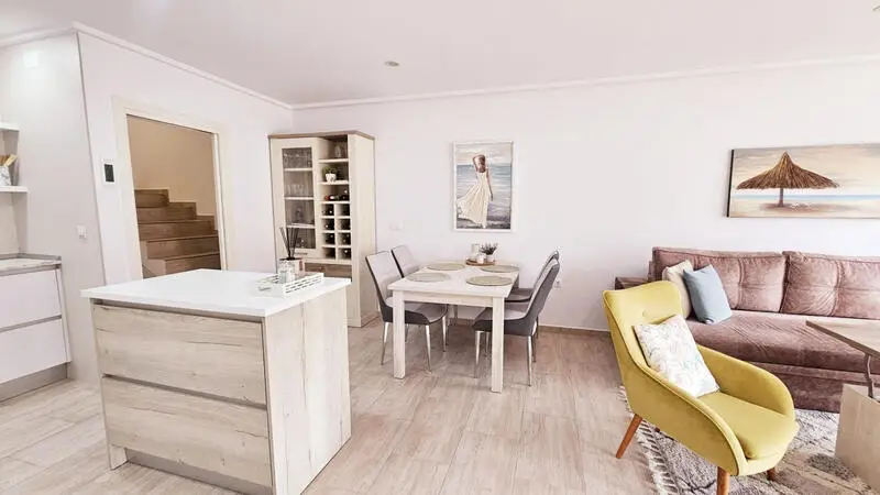 Duplex Reformado en Torrevieja con Solarium y Vistas