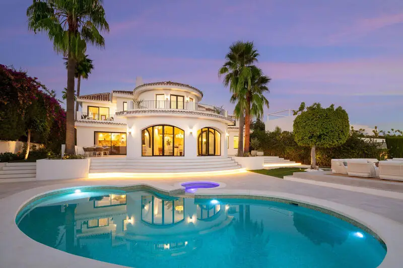 Villa Lujo 5 Dormitorios Nueva Andalucia Diseño Cúpula