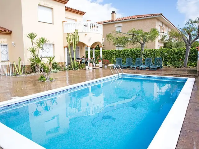 Casa Villa 4 Dormitorios Alcanar Alquiler España