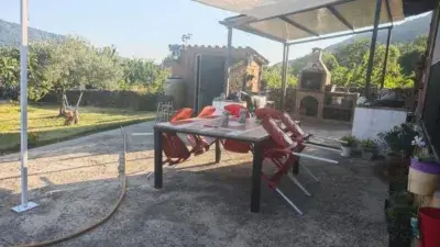 Chalet en Venta en El Torno: 2 Dormitorios, Jardín y Piscina