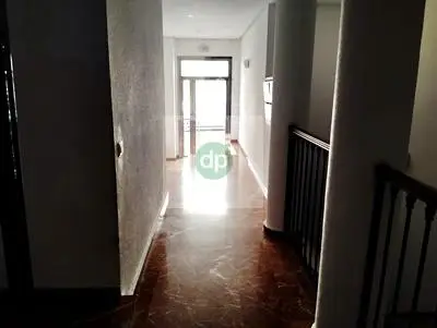 Apartamento en venta. Junto a la avenida principal y con plaza de garaje. Cocina equipada, 2 dormitorios y baño completo.Seminuevo !