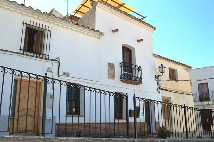 Casa de Pueblo con 3 Dormitorios y Vistas