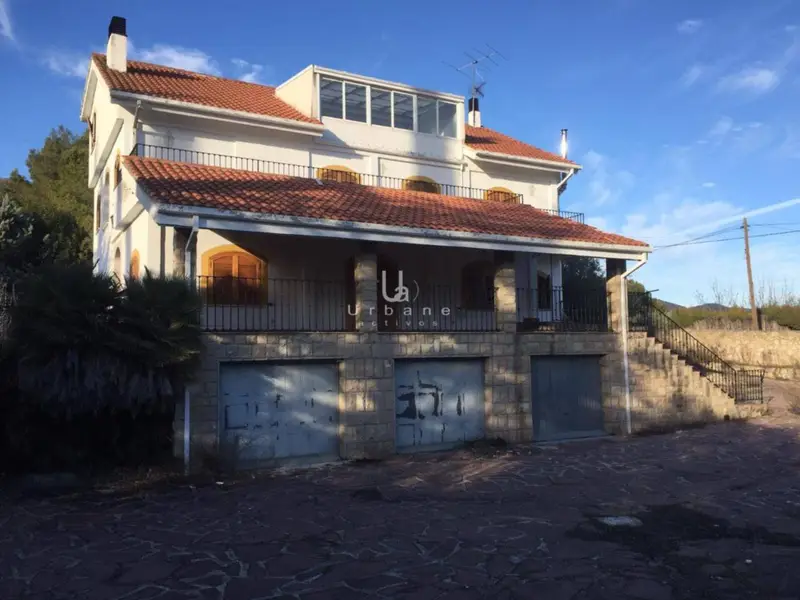 Casa con Piscina y Terraza en Gaianes