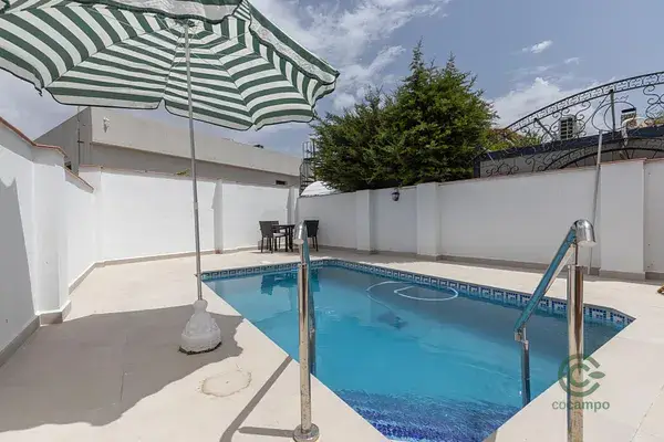 Casa en Ogijares con Piscina y Placas Solares
