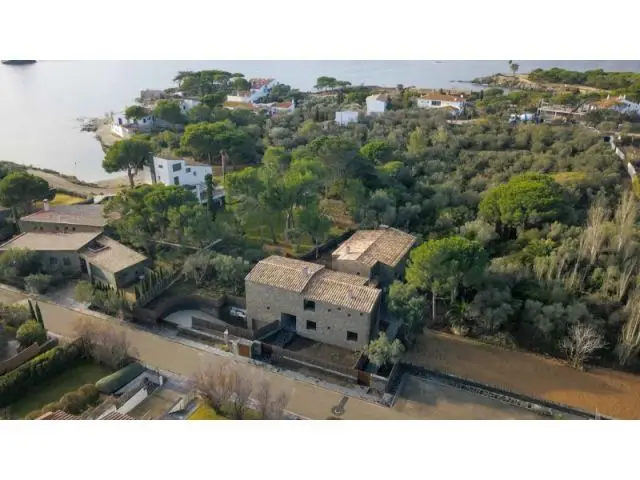Casa Saranella Cadaques: Lujo y Tranquilidad en el Corazón de Cadaqués