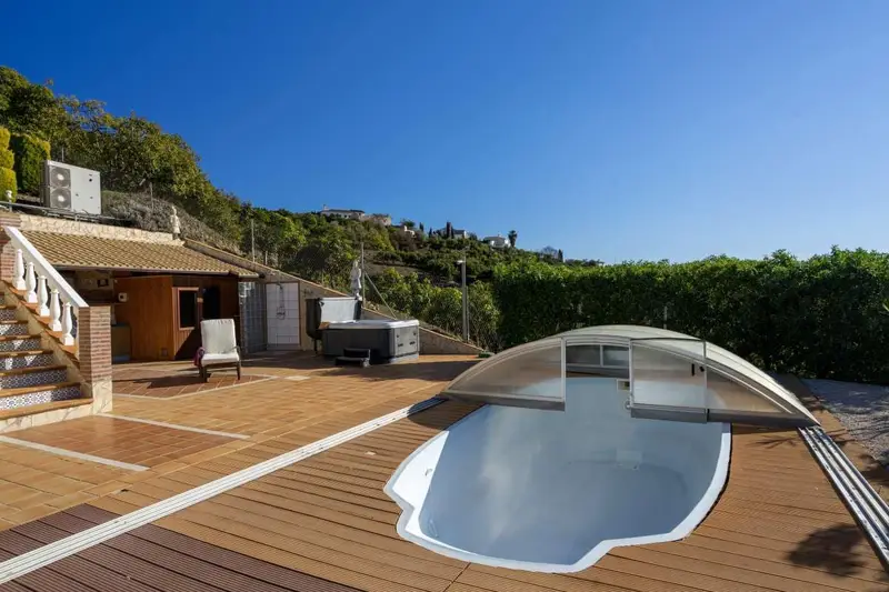 Chalet en venta cerca de Frigiliana con piscina climatizada y jacuzzi