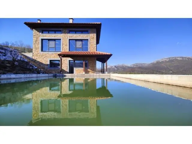 Casa sostenible en Quirós Asturias con piscina natural