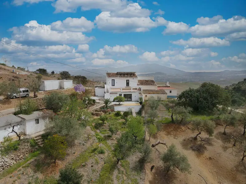 Casa Adosada Reformada con 2 Apartamentos en Cartama