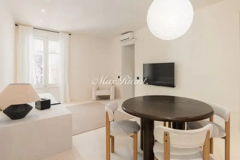 Elegante Piso en Sarriá con 3 Habitaciones y Balcón