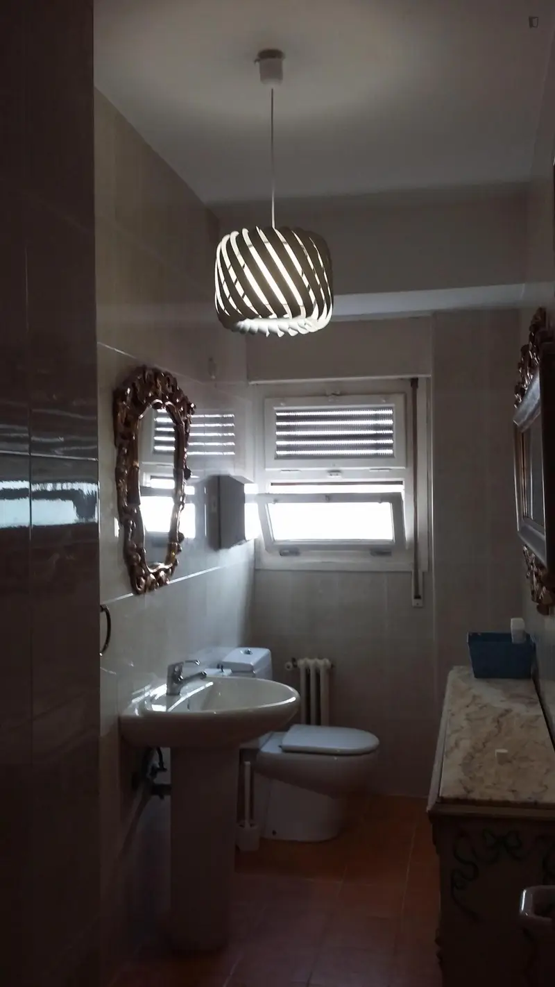 Habitacion con varias camas y bano privado en piso de 7 habitaciones