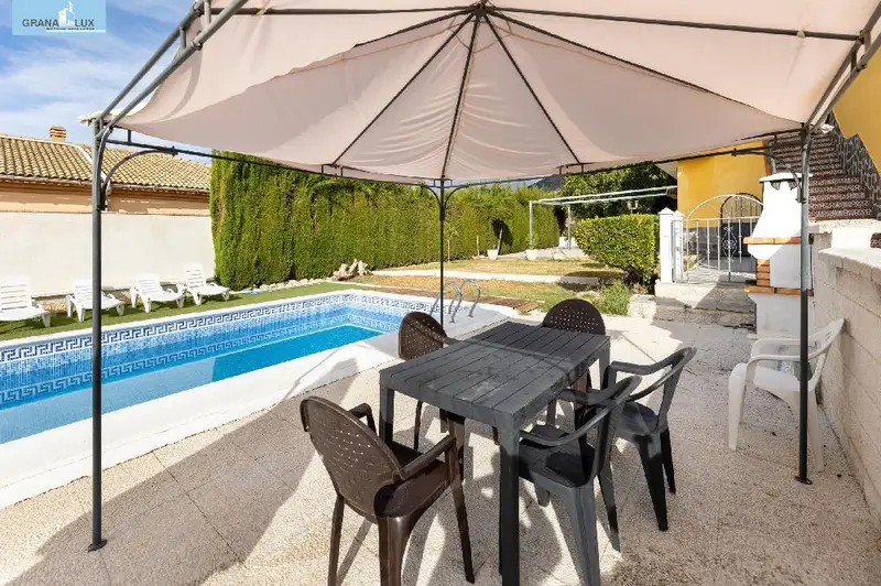 Venta Casa con Patio Huetor Santillan Chalet con Encanto y Piscina