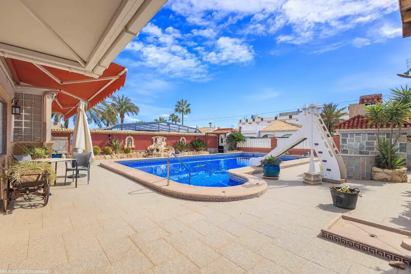 Villa de 5 Dormitorios con Piscina y Garaje en Orihuela Costa