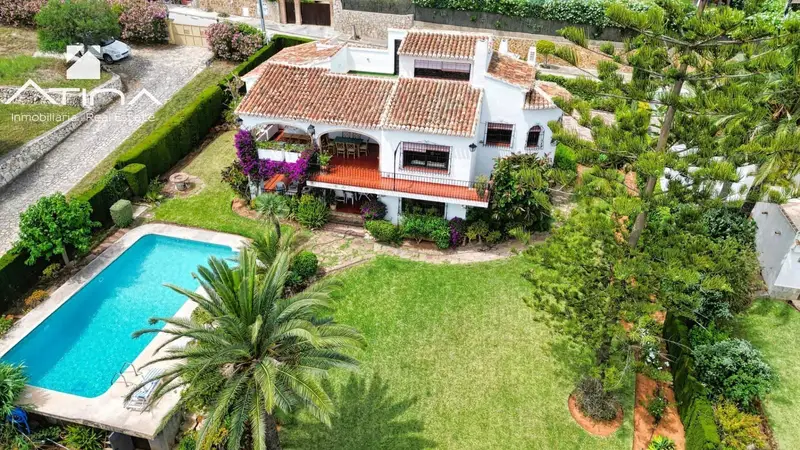 Chalet en venta en Javea con vistas al mar y piscina