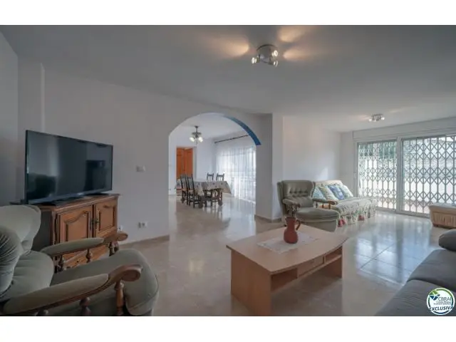 Apartamento en Roses Girona con Terraza y 4 Dormitorios