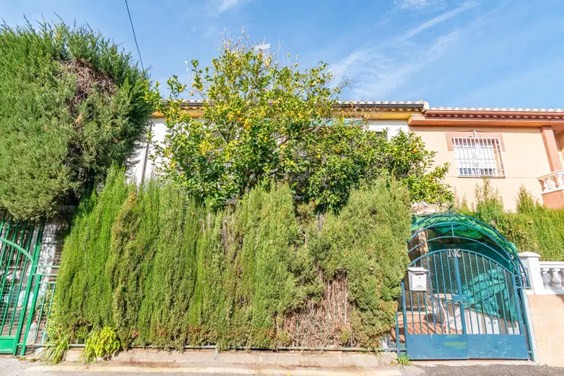 Venta Adosado con Patio en Armilla Cerca del Metro