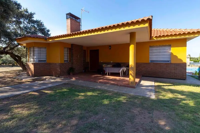 Venta Chalet con Trastero y Piscina en Tres Arroyos