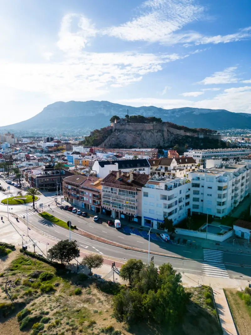 Atico de Lujo en Denia con Vistas al Puerto Deportivo y Piscina Privada