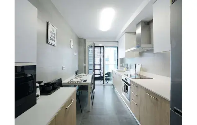 Alquiler habitaciones Bilbao: Piso amueblado 4 dormitorios con balcón