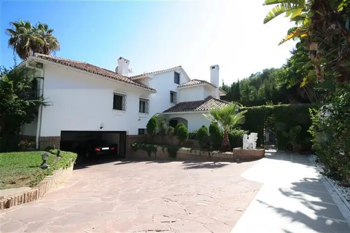 Casa de 6 Dormitorios en Venta en Los Monteros