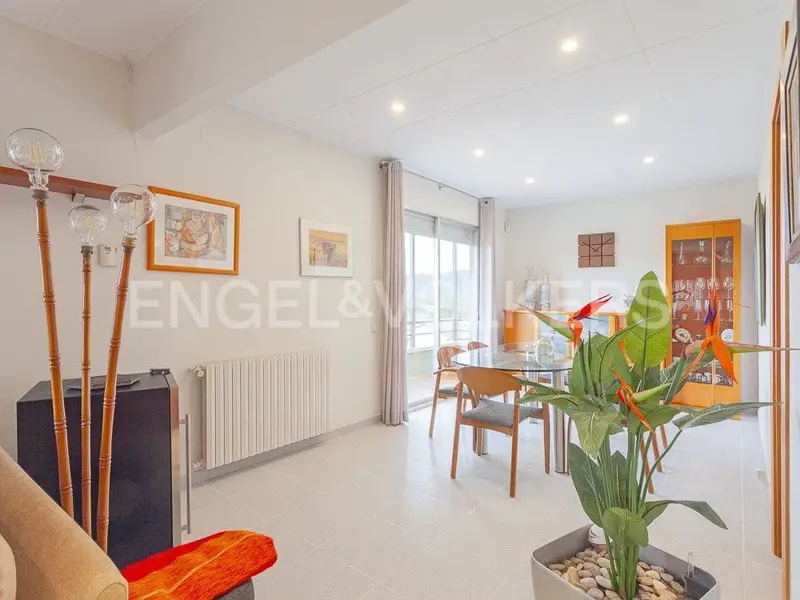 Chalet en venta Castellnou de Bages con piscina y vistas al Pirineo